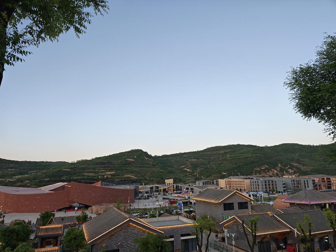 这是西北的某个城市乡村，傍晚站在高原上往远处拍摄的风景。