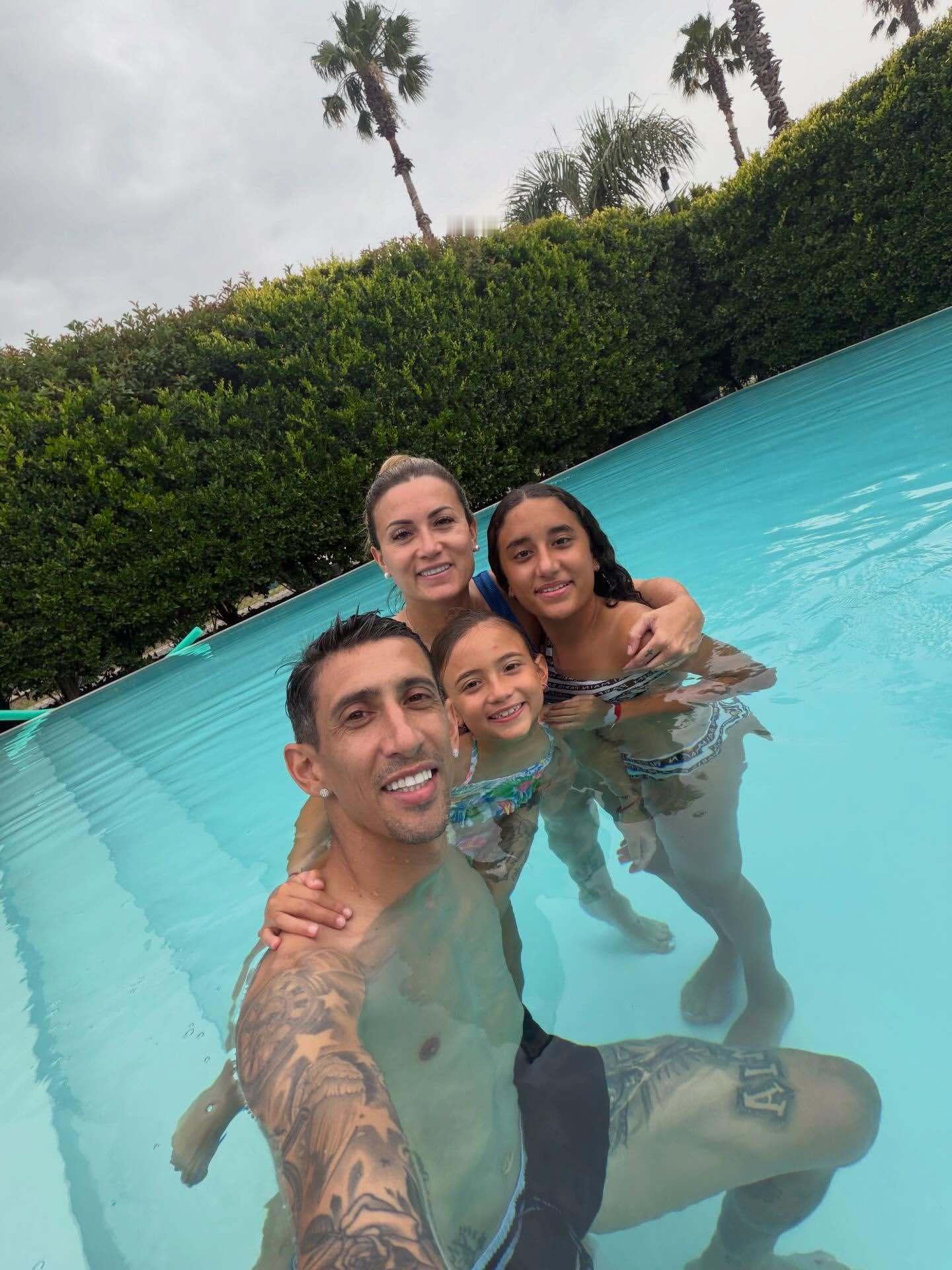 迪马利亚妻子乔尔格里娜·卡多索ins｜祝世界上最棒的男人生日快乐！我们三个每天都