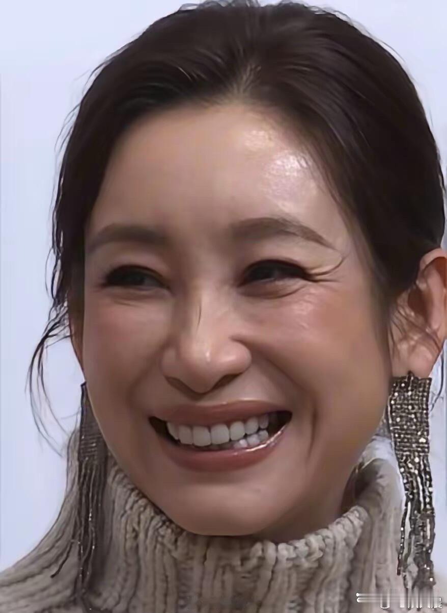 48岁秦海璐魅力不减！岁月沉淀下女人味愈发浓郁，举手投足皆是风情～ 