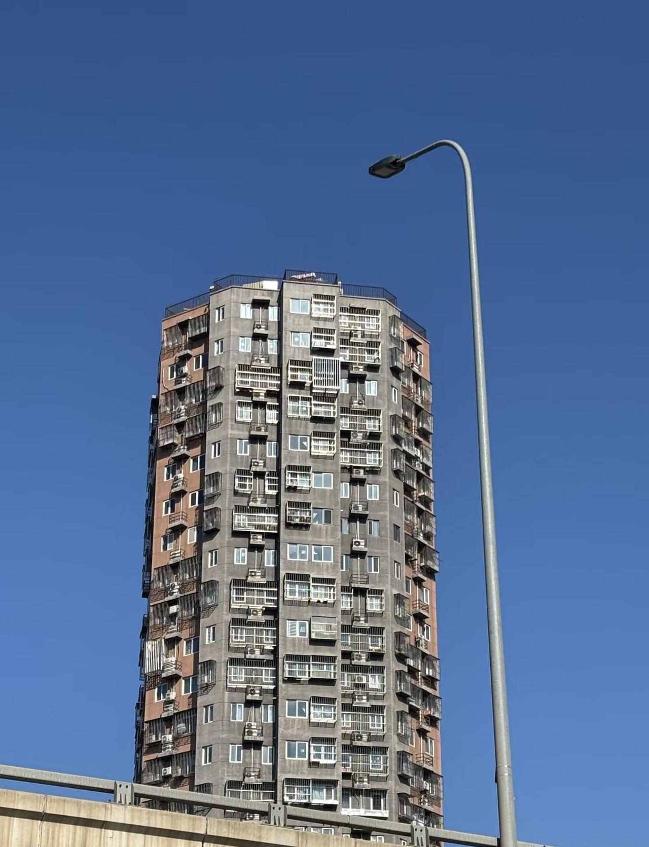 我发誓，这辈子再也不会让人用枪指着我的头
外地来北京的人才，塔楼永远都只是过渡期