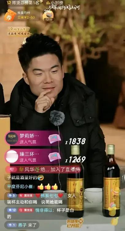 吓着董宇辉了，山东人的热情挡不住呀！


昨晚那么冷，粉丝们仍然守在外场，高呼“