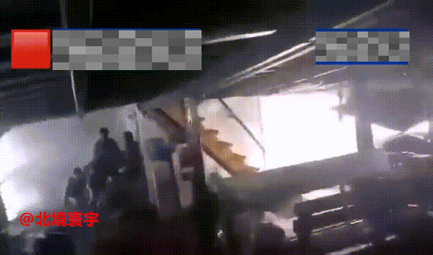 太爽了！中国海警水炮发威，持续喷灌菲律宾海岸警卫队补给船舱内，几乎将其“击沉”。