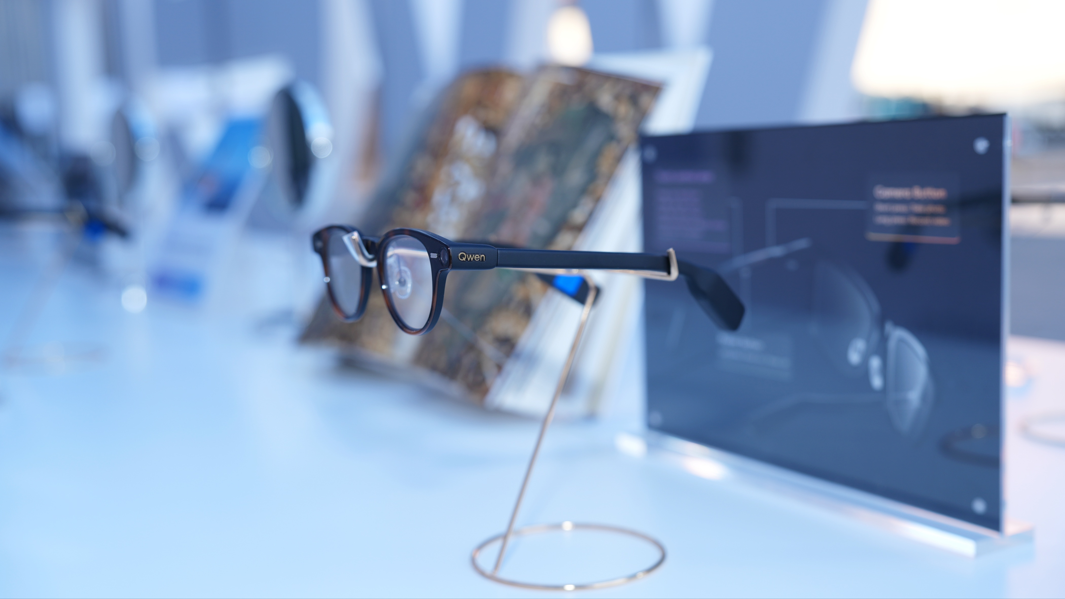 在巴塞罗那MWC的展馆里，一面高达5米的Qwen巨幅标识和Meta的展台隔空对望