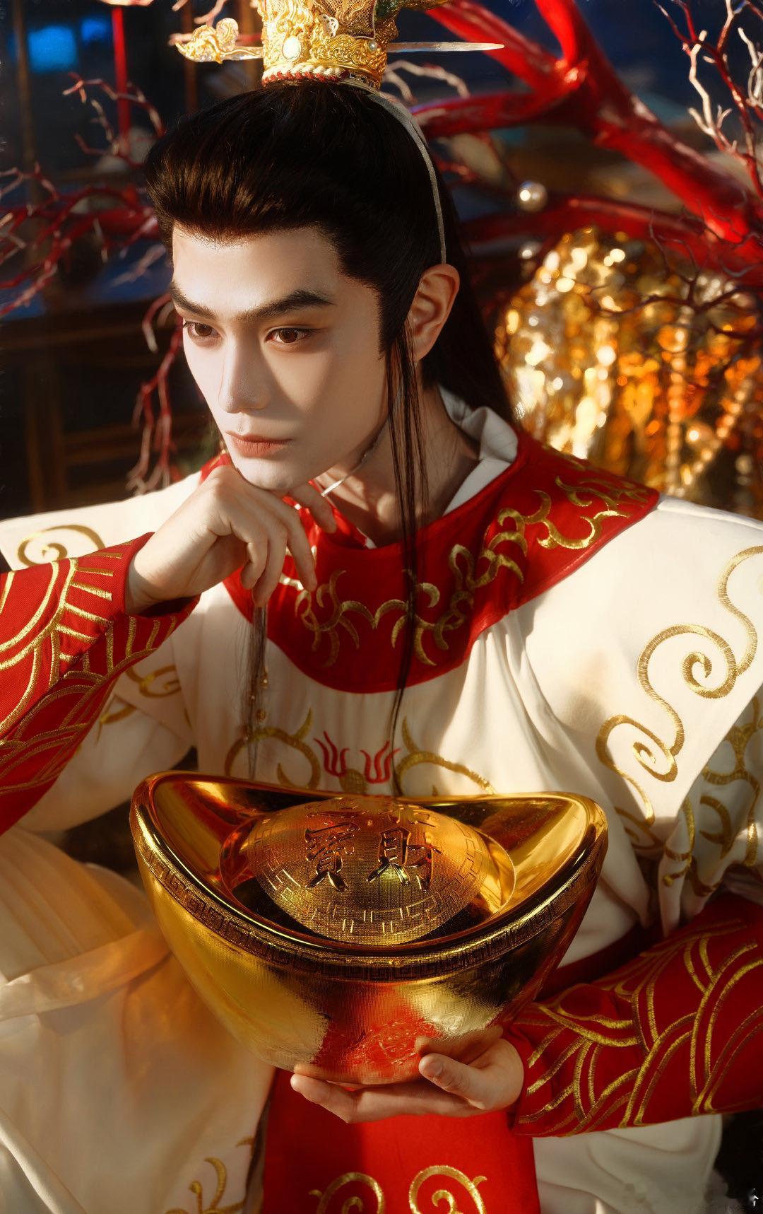 丁禹兮cos白龙马好帅 谁看了不说一句绝！丁禹兮把小白龙的灵动与沉稳平衡得刚刚好