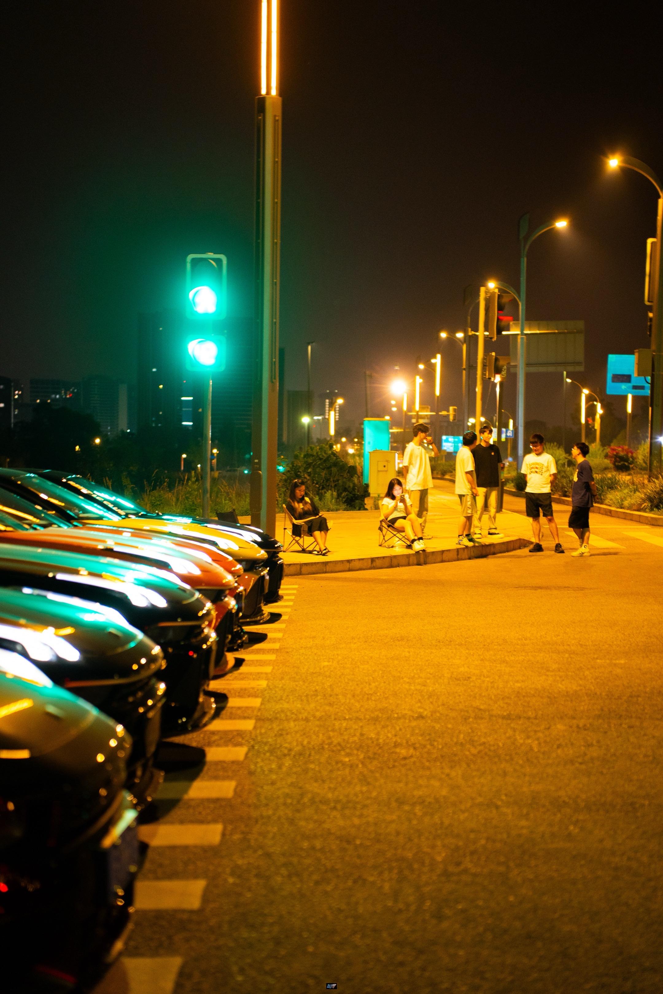 夜深人静是自由，清晨起来是生活。