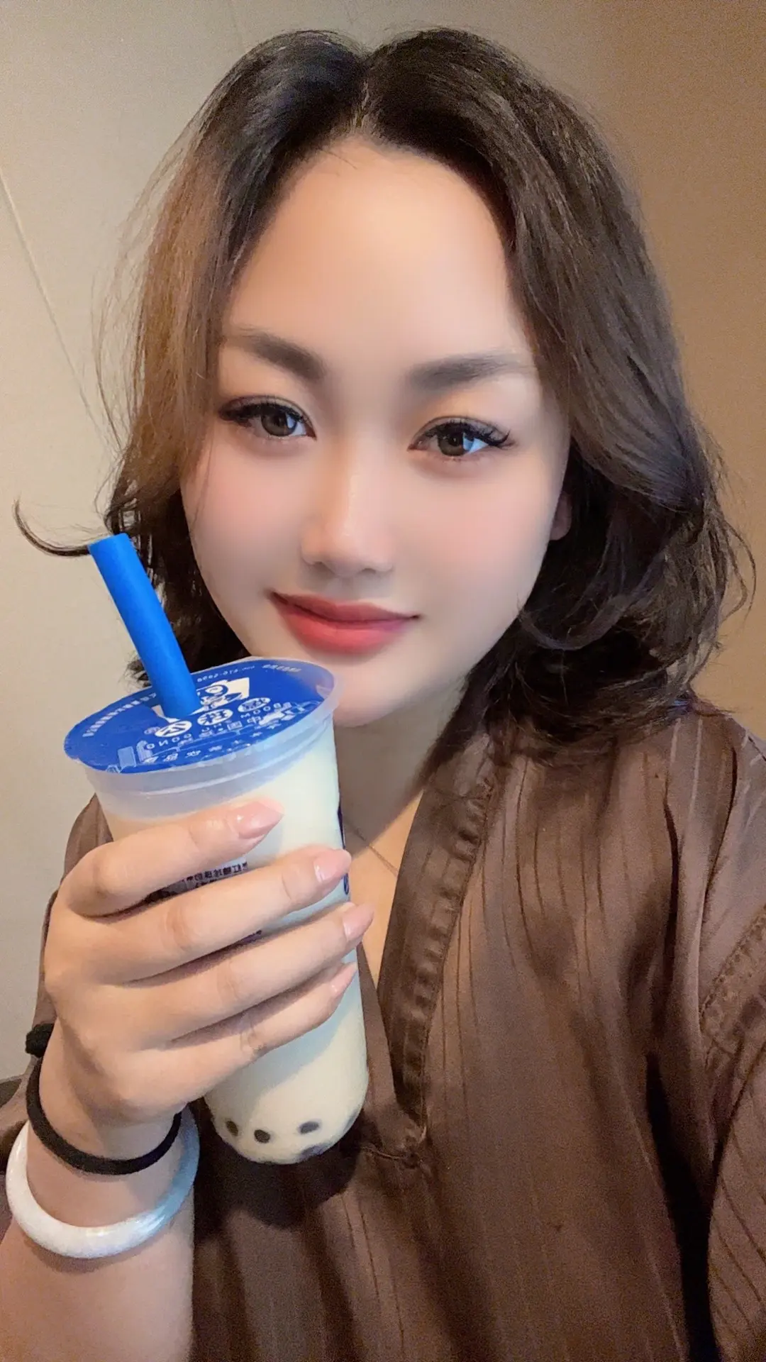 睡醒了起来饿了就点了个奶茶喝，不想吃饭，结果发现是什么秋天的第一杯奶茶...