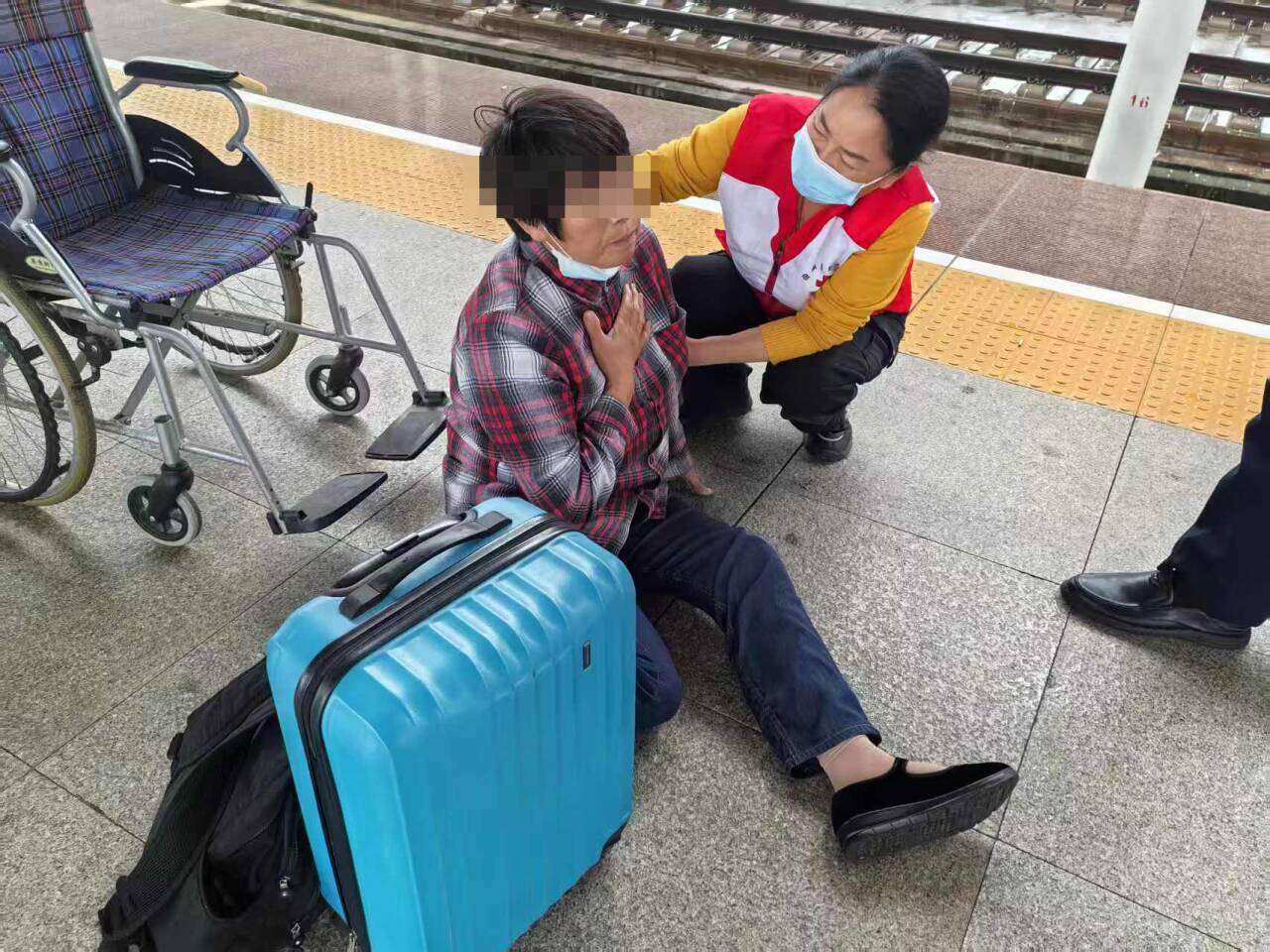 #女子刚下火车晕倒站台#【为照顾儿孙和老伴连轴转：#老漂阿姨心系两头累晕站台#】