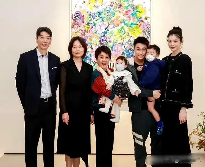 何猷君全家福，没想到奚梦瑶居然是最高的