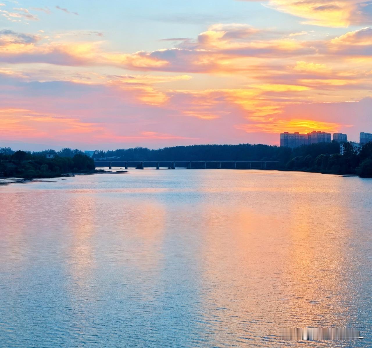 夕阳西下，河面彩霞倒影。朋友圈十几人询问地址，你觉得美不美？