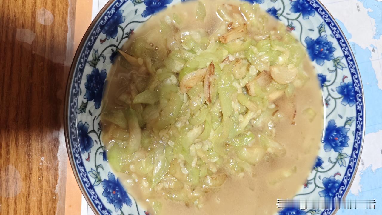 做饭又翻车！丝瓜炒成功，七色米饭直接演砸😂
 
今天做饭真是一半成功、一半翻车