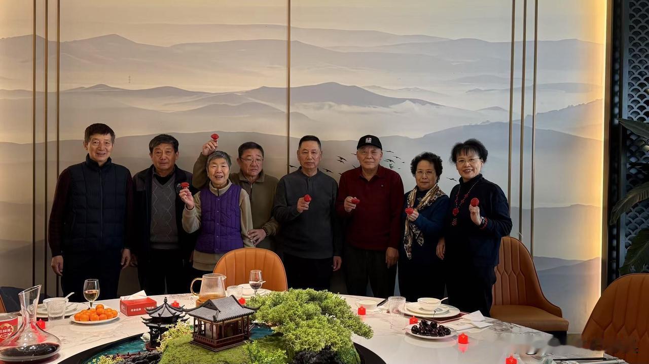 闲暇时光约上三五好友围坐茶桌，抛开生活琐碎与职场伪装。不用刻意客套，不用小心翼翼