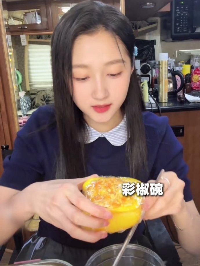 关晓彤晒减脂餐晓彤的碗很环保呐，不用洗还能吃[憧憬]纤细身形背后是日复一日的自律