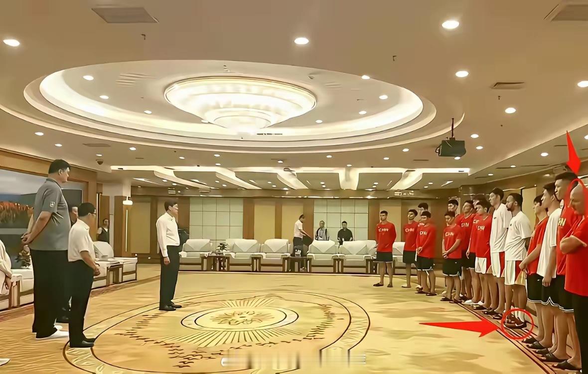 李凯尔的球鞋，似乎在告诉大家，为什么他能在NBA立足，而他身边的其他人不行…