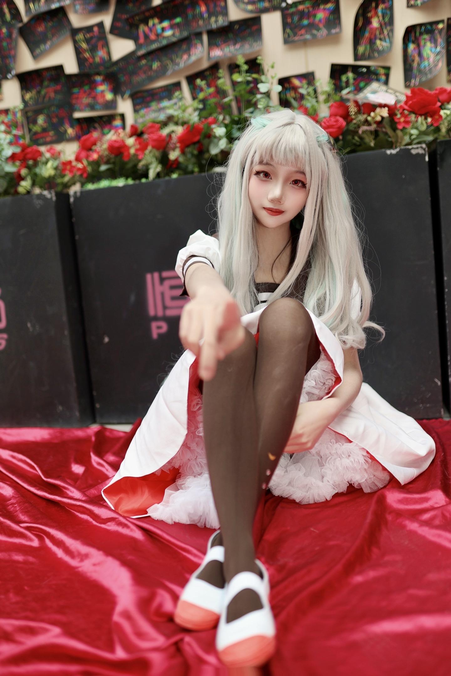 拉着你一起坐跳楼机的萝卜腿学姐。 🧚‍♀️：司司