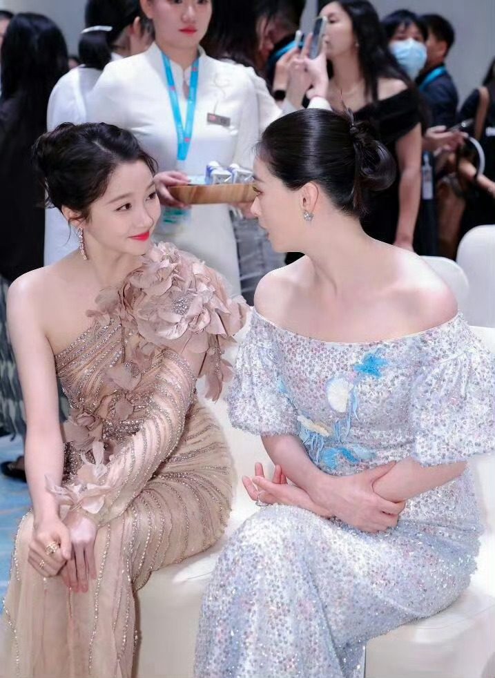蒋欣吃关晓彤同款彩椒碗关系好就是要一起分享美食呀 ​​​