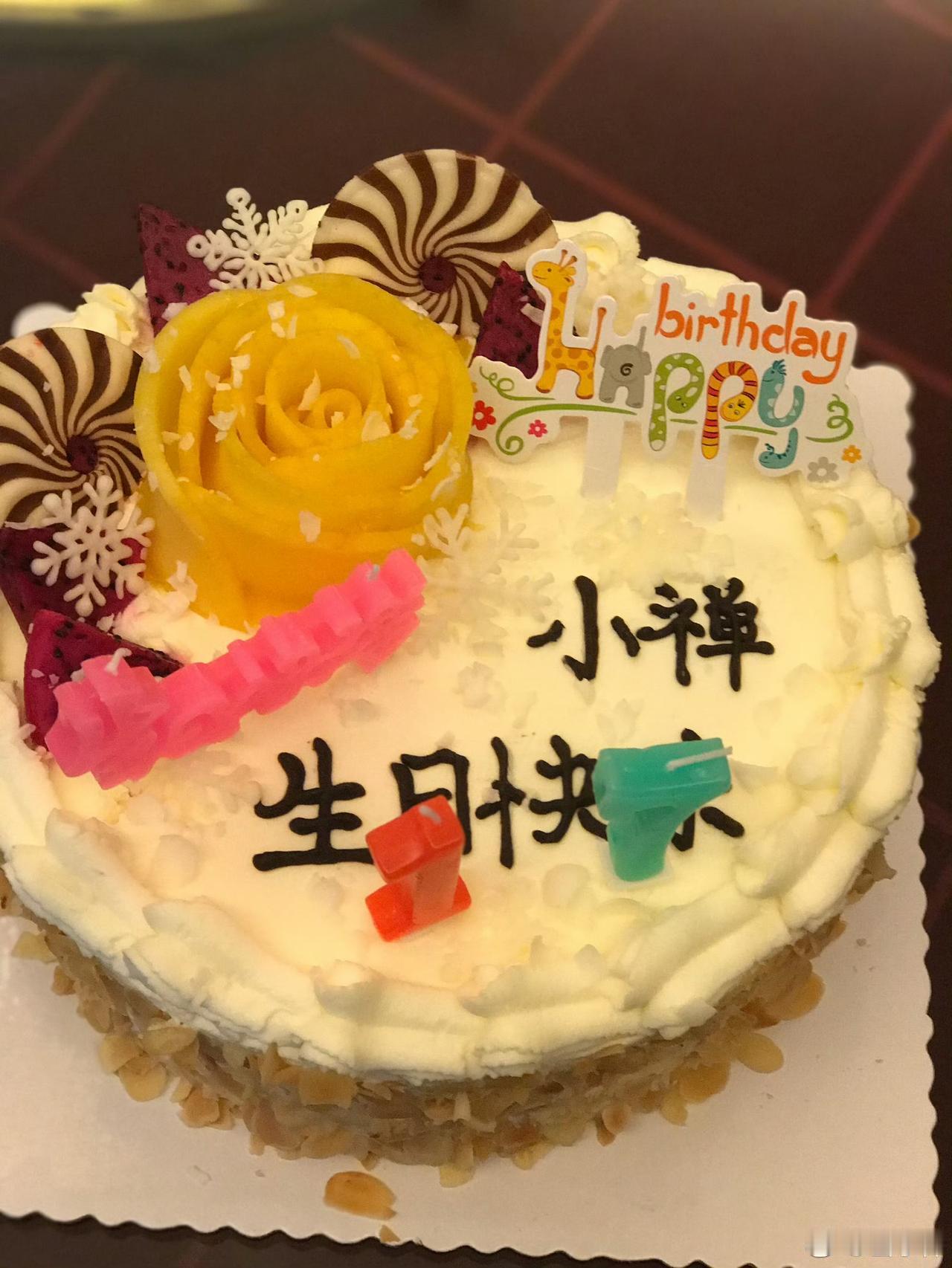 生日快乐……啦啦噜啦！

去年生日在一个城市最高处的楼顶喝酒跳舞💃

今年在大