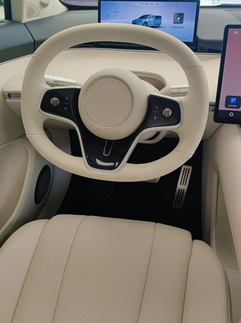 方向盘居然不是正圆方向盘实际是椭圆/非正圆的偏心设计，也常被称作D型方向盘（平底