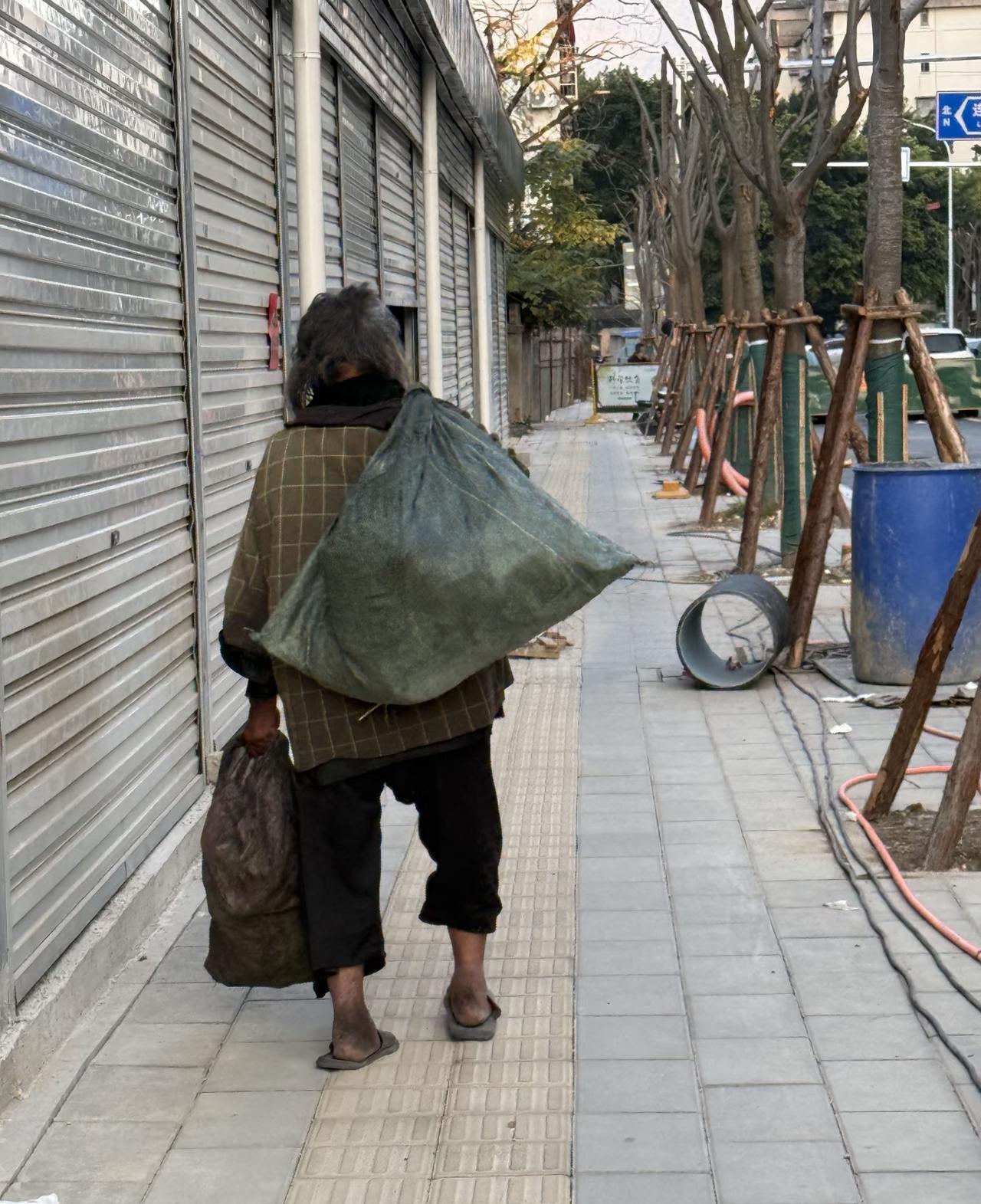 被这张图片震撼到了！寒冬腊月老人穿着单薄的衣裳在街上捡破烂，脚得多冻啊，心酸又无