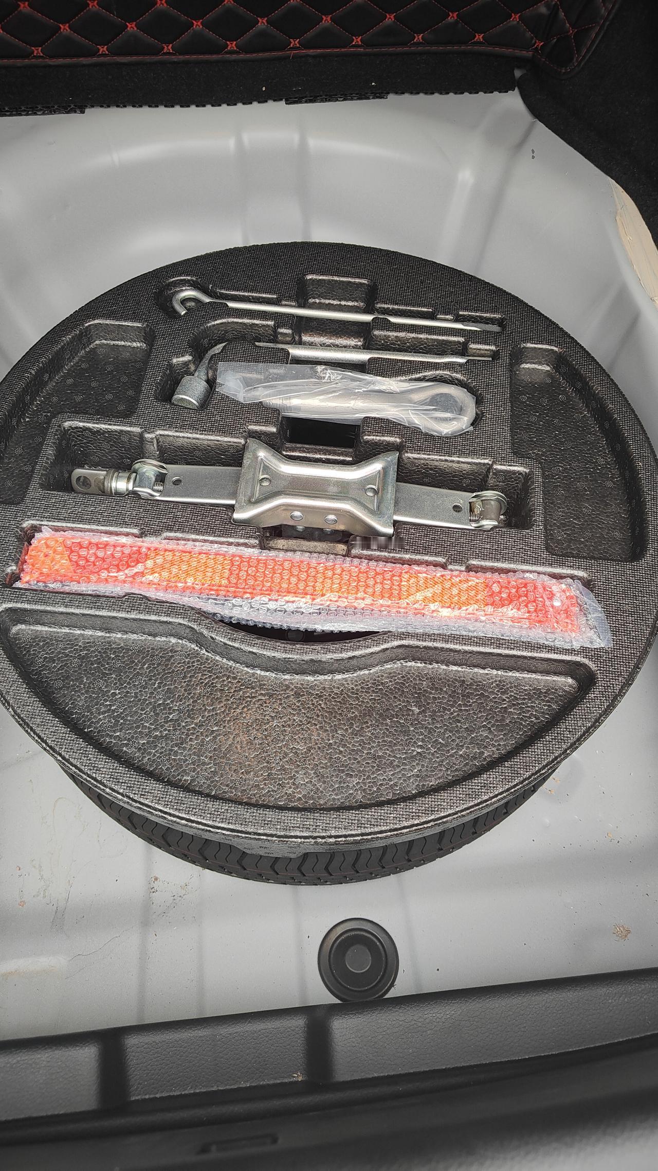 你们看过备胎槽的工具箱没？
我提车两年多了今天第一次看