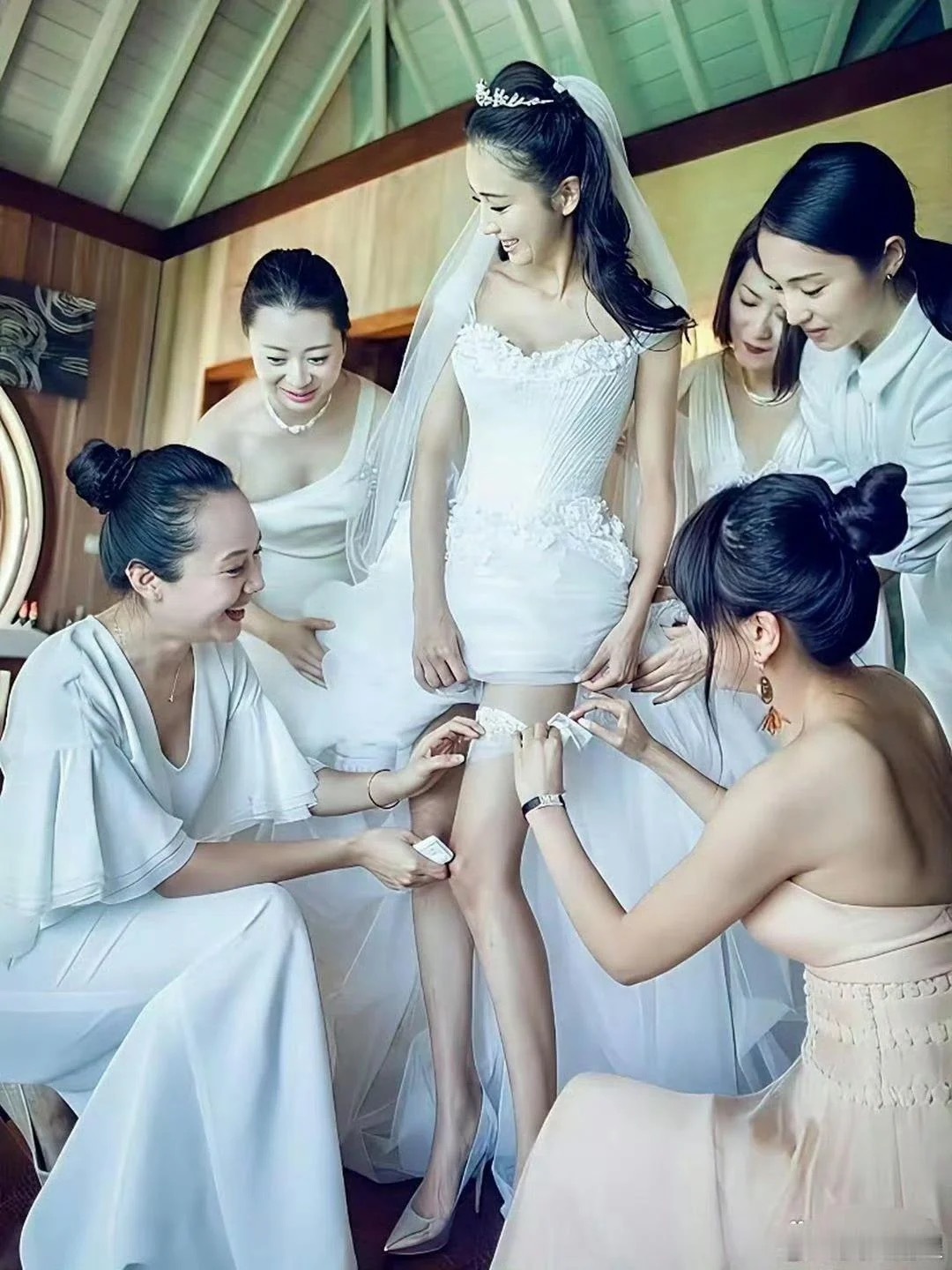 佟丽娅的婚礼董璇也在旁边啊 