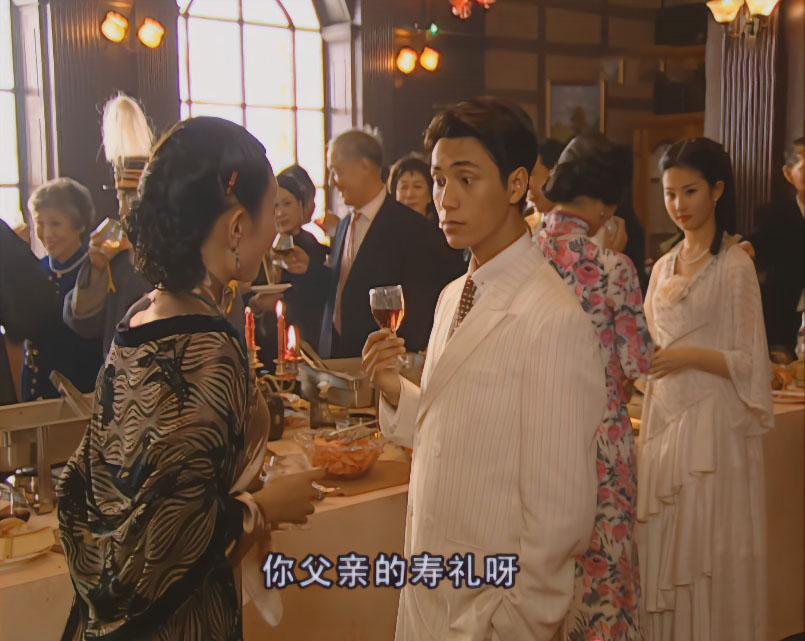 这大概就是女儿和儿子的区别。

金铨过寿，金燕西什么都没送，只是送了句祝福，金铨