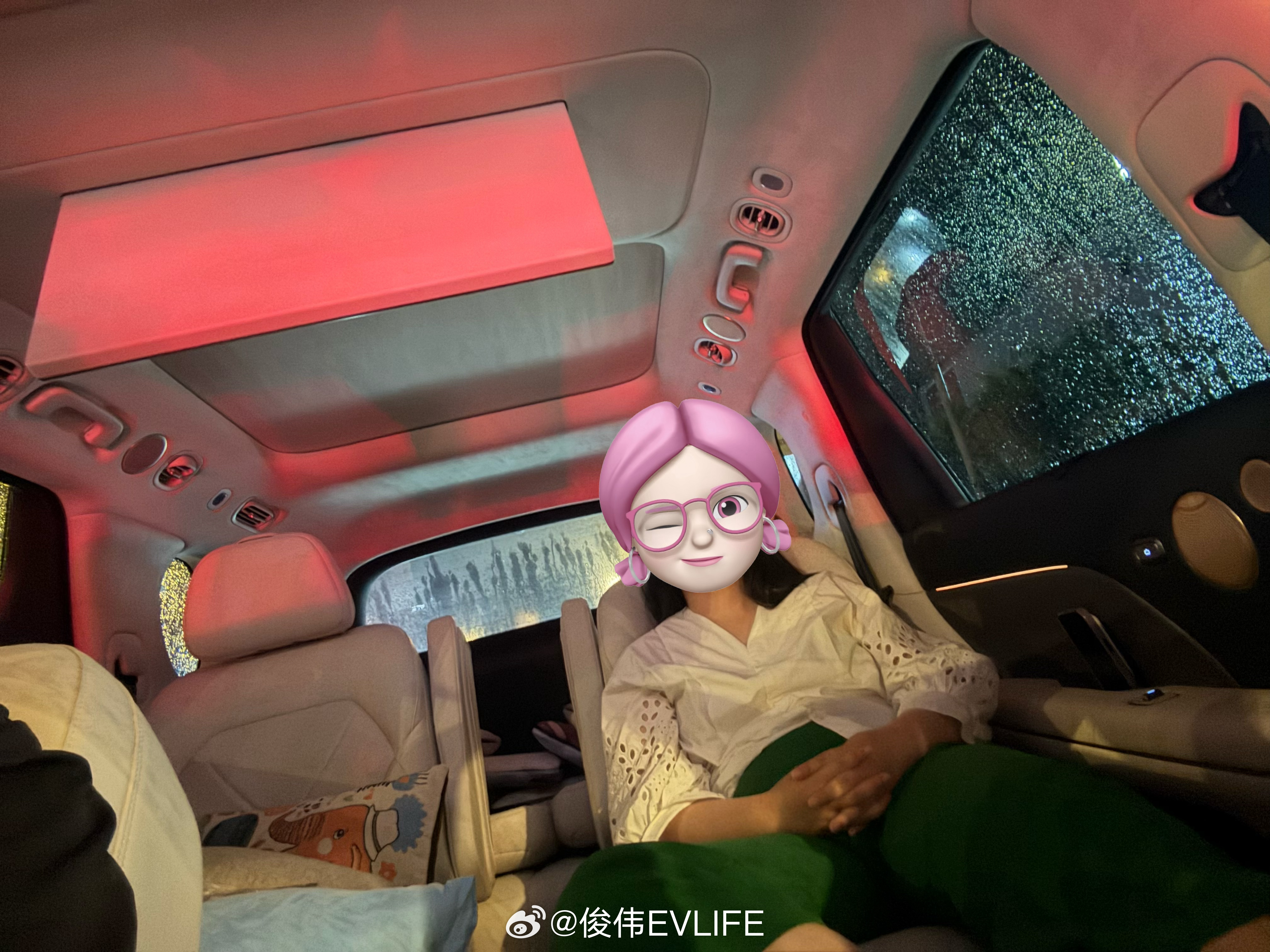 为什么520朋友圈秀恩爱的变少了这不就来了我家那位躺在智己LS8后排看「主角」 