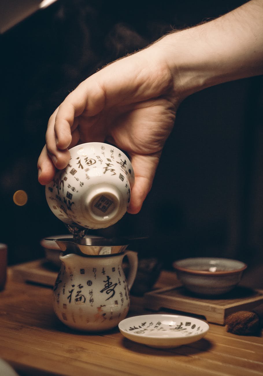 浓人远交，淡人可近处。甜人须设防，拙人有时可爱。世味薄最好，人情淡最好。——黎戈