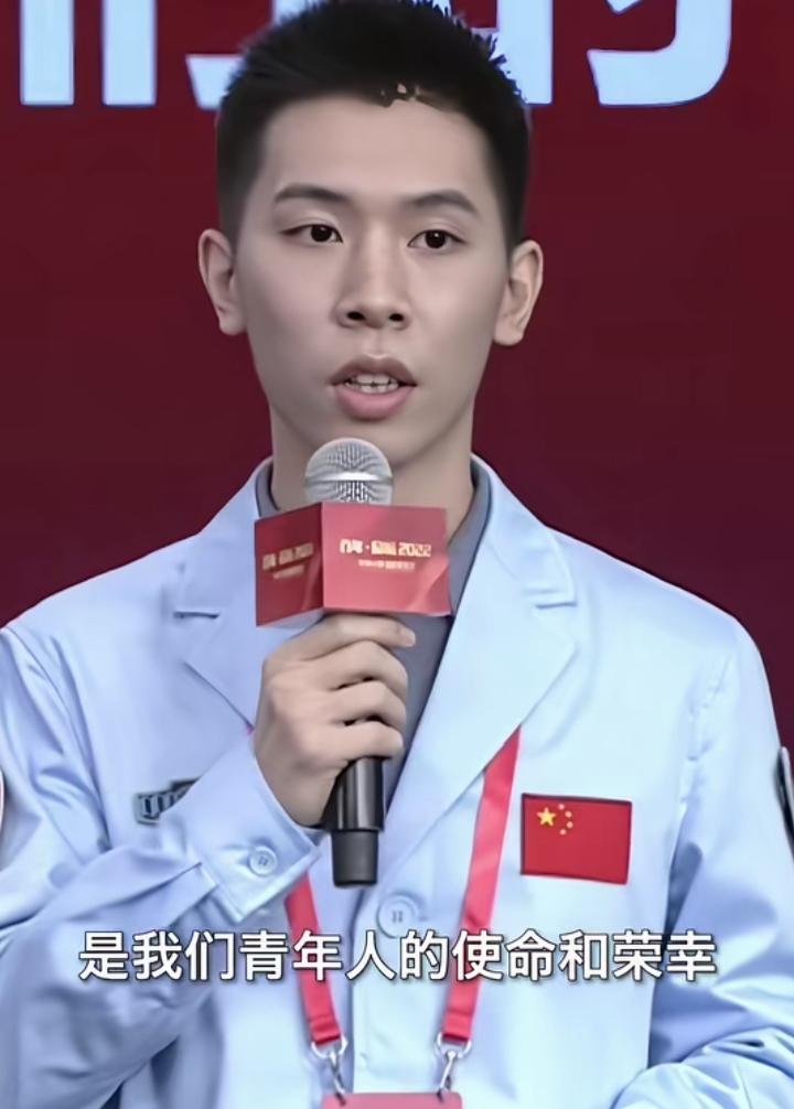 这位气场超稳、声音好听的航天小哥，就是北京飞控中心的高健。1994年出生，年纪轻