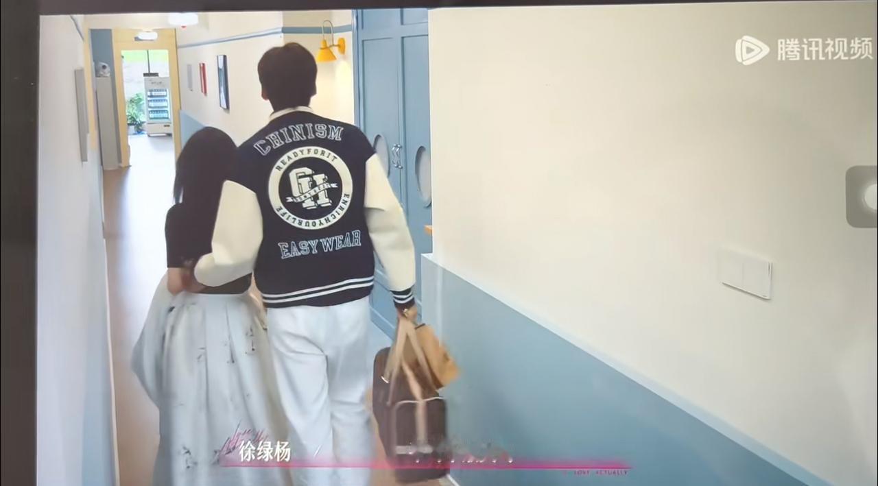 糖来啦！周佑凌几个小动作，暴露了他有多喜欢柳柳。
今天更新的《半熟恋人》，甜得直