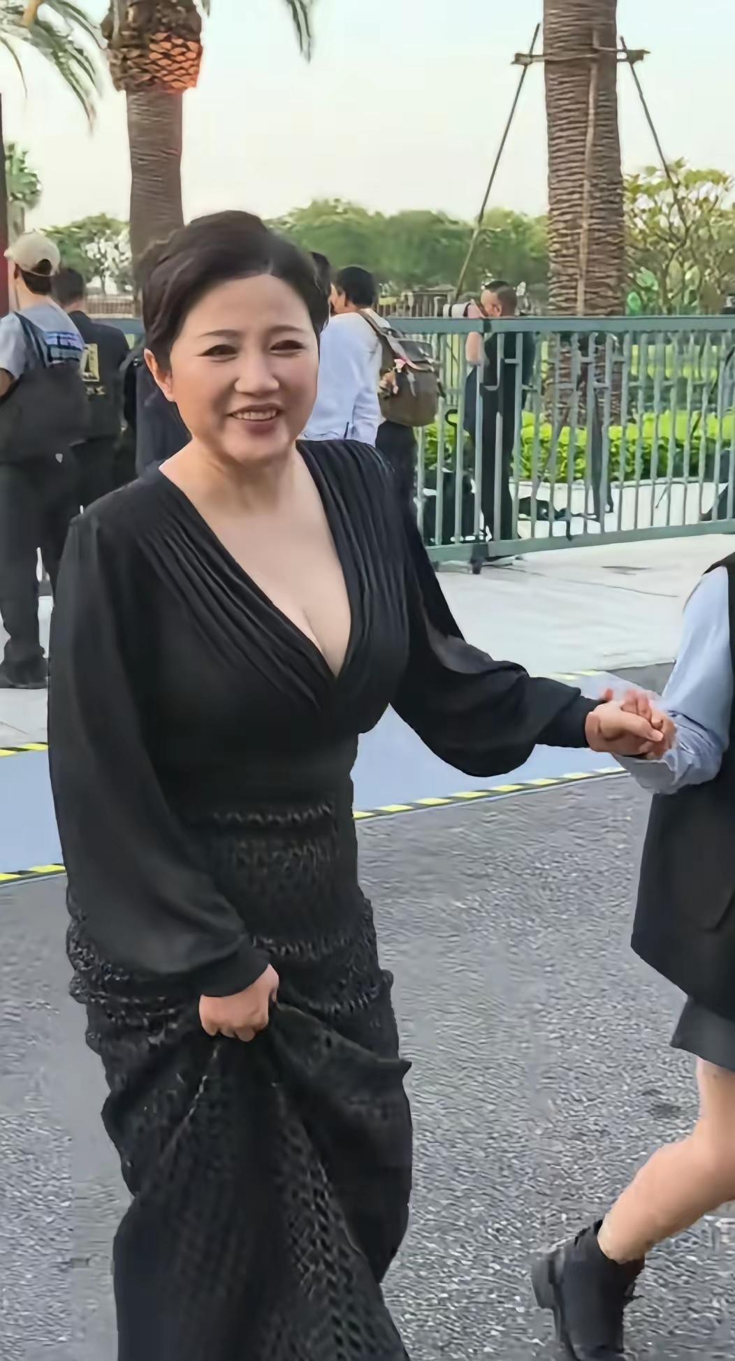 在娱乐圈扎堆追求 “少女感” 的当下，54 岁的颜丙燕活得格外清醒通透。

近期