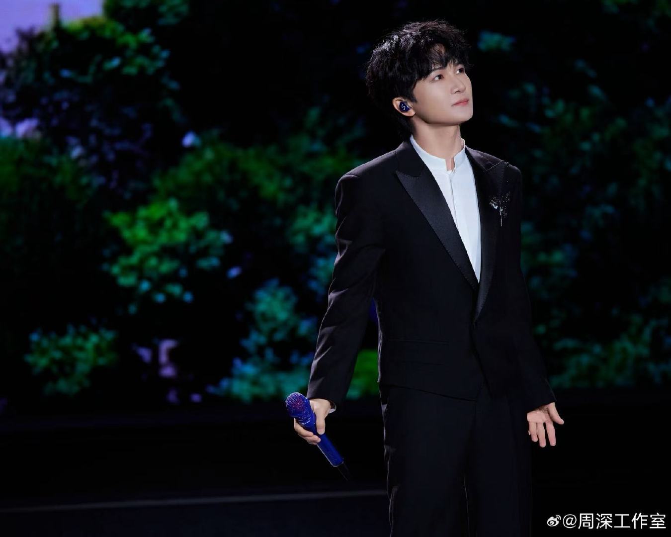 周深歌声里的四渡 电影四渡歌声承载厚重历史，旋律镌刻不朽信仰，周深深情演绎电影四