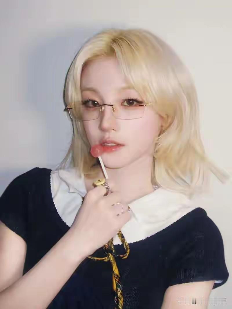 在娱乐圈这个被聚光灯与流量裹挟的名利场，明星们的一举一动常被过度解读，精心设计的