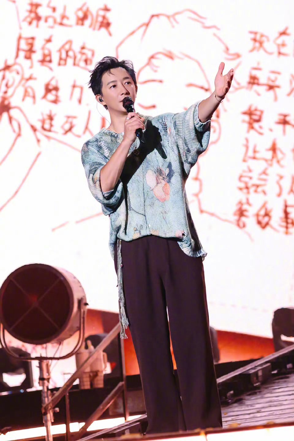 韩庚杭州演唱会官宣这么多年韩庚始终没有放下的，是对舞台的执着与对歌迷的承诺。7月