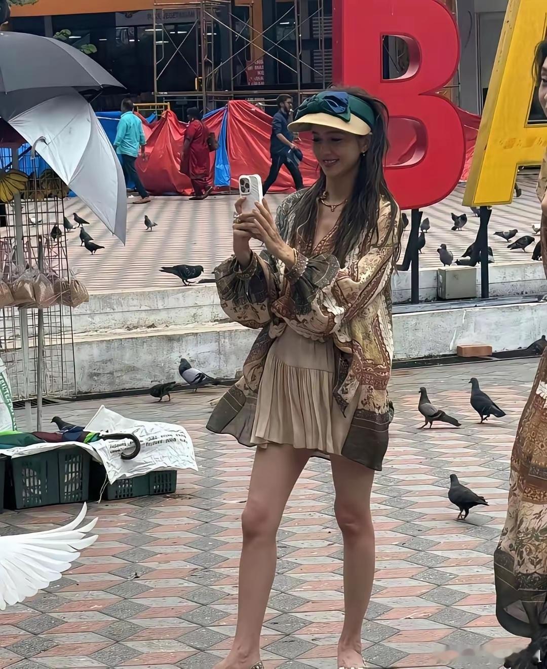 佟丽娅本人挺瘦的看着有点干巴巴的但一上镜就绝了特别有神采所以说镜头真神奇有些人就