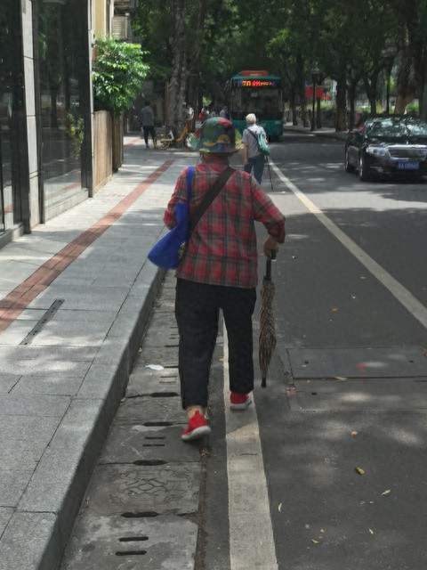 八旬老太走失15小时，警民连夜搜寻终寻回
