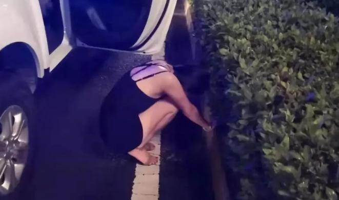 湖北武汉，女子醉酒后，打了辆出租回家，路上，女子忍不住要吐，让司机靠边停车。谁知