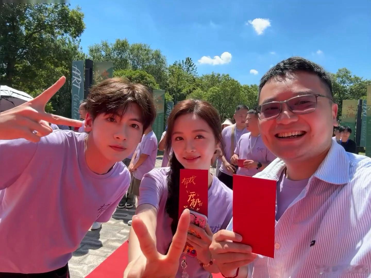 有戏开机吴宣仪翟潇闻有戏合照 女主吴宣仪粉丝：全力支持《有戏》开机应援男主翟潇闻