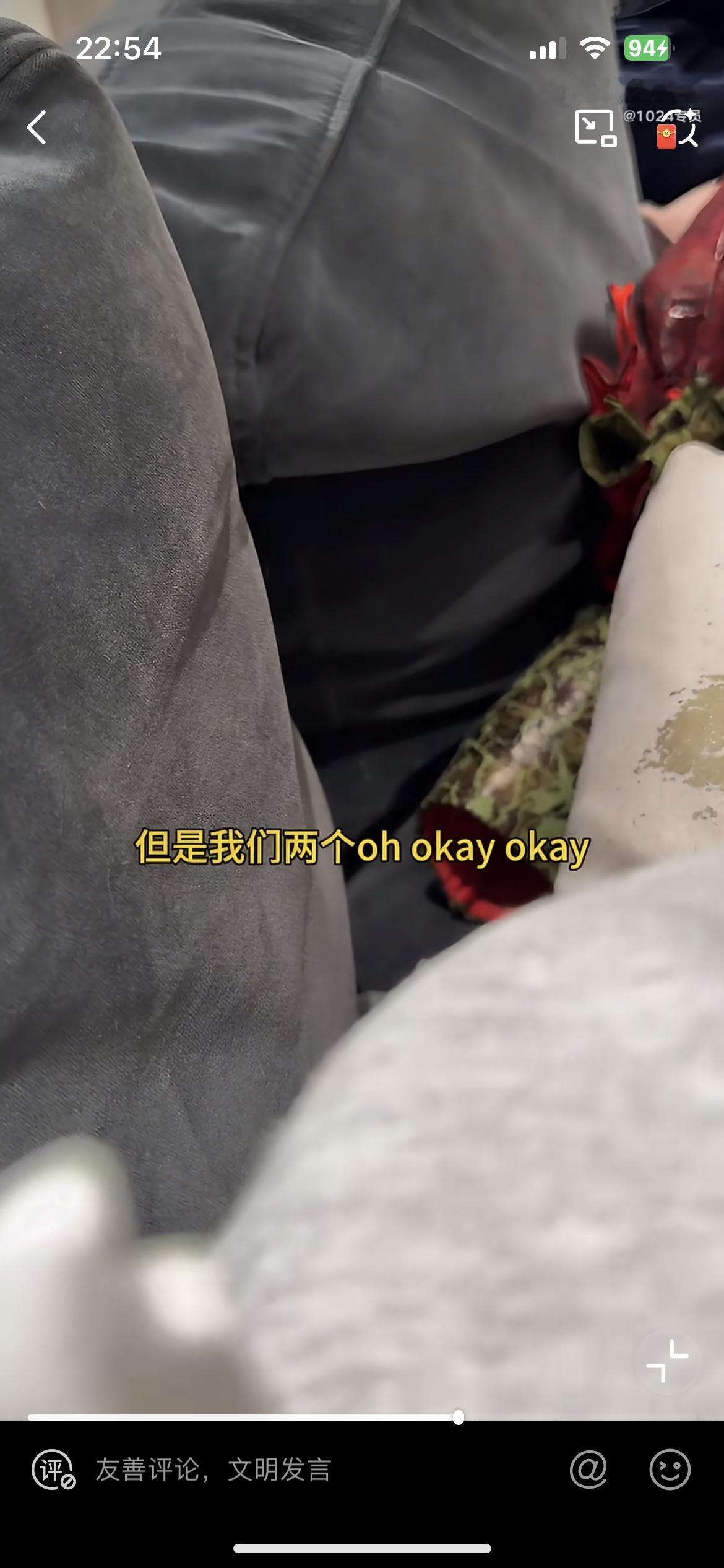 一女孩路过男闺蜜家，顺便去借个厕所用，并拿了一个自己的快递。没想到在门口遇到了男