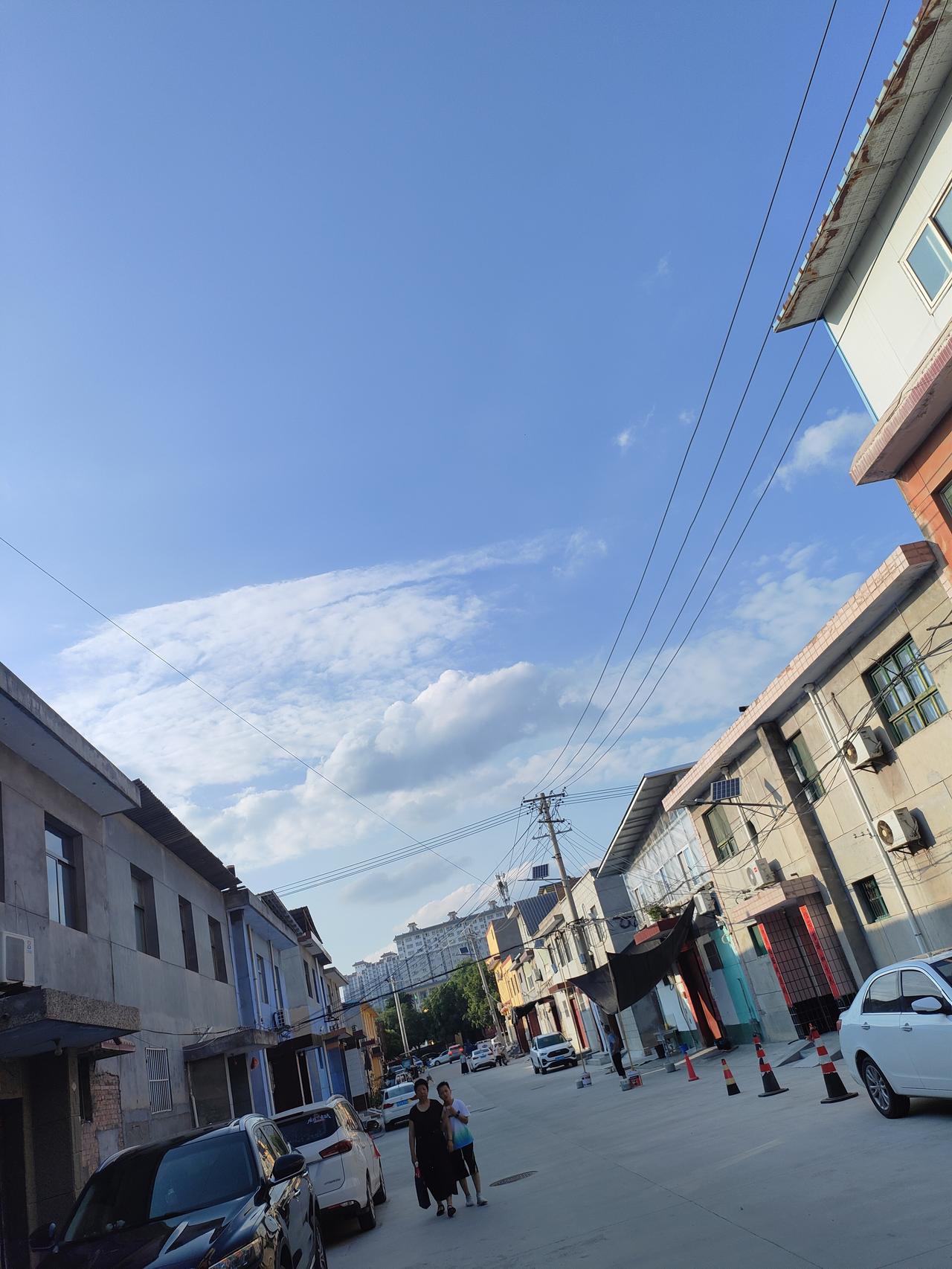 1. 漫步小城街巷，蓝天铺着层层云朵，平凡日子也格外舒心。
​
2. 电线牵着流