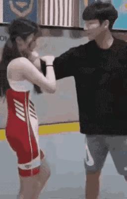 事实上这样的美女，只要遇到男的，基本没有胜算。