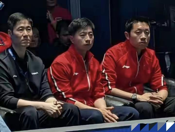 场边这三个奥运冠军恨不得自己上！
     今天凌晨结束的男团半决赛中国队以3：