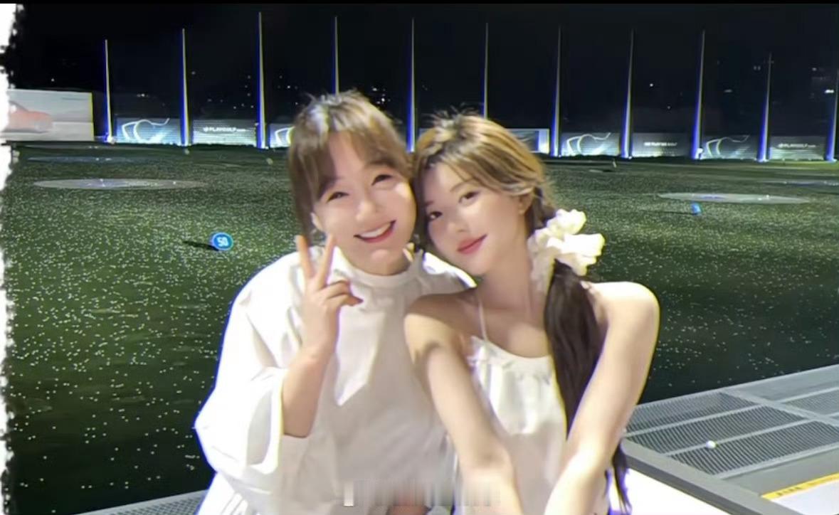 薛佳凝探班赵露思 喜欢看美女贴贴[送花花] 