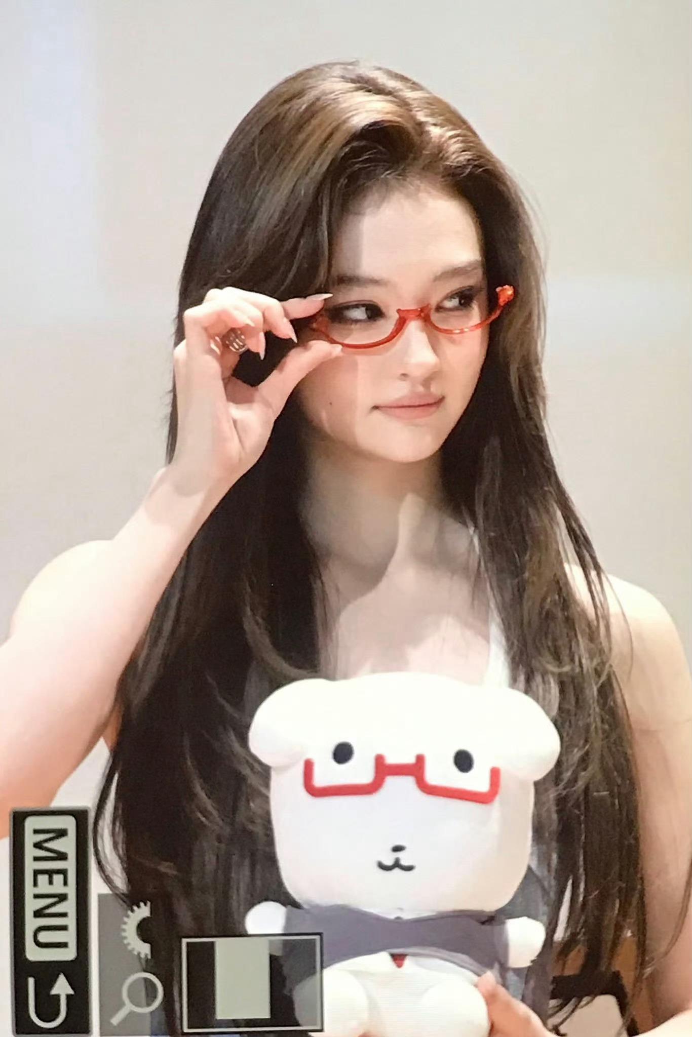 Ella 完全就是刚出演完迪斯尼舞台剧还没来得及换妆造就来签售会的模样…. 