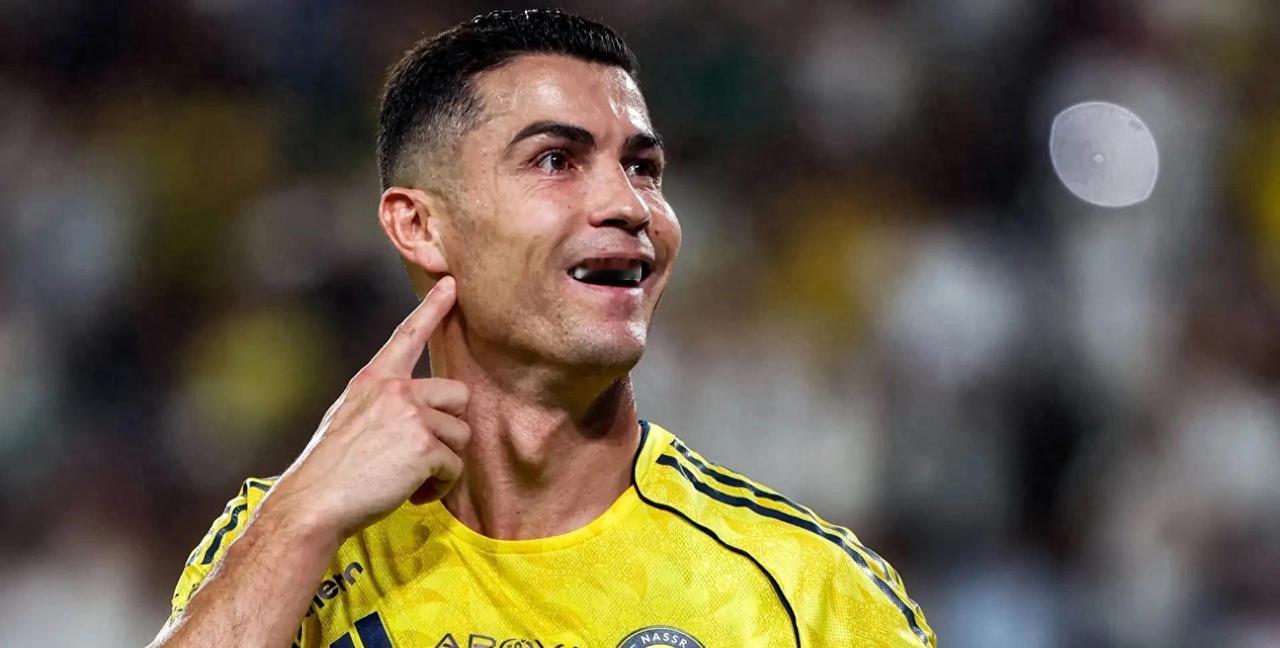 C罗又一次成为镜头焦点，这回是丹尼·辛普森在采访里夸他踢到42岁都不带喘气。辛普