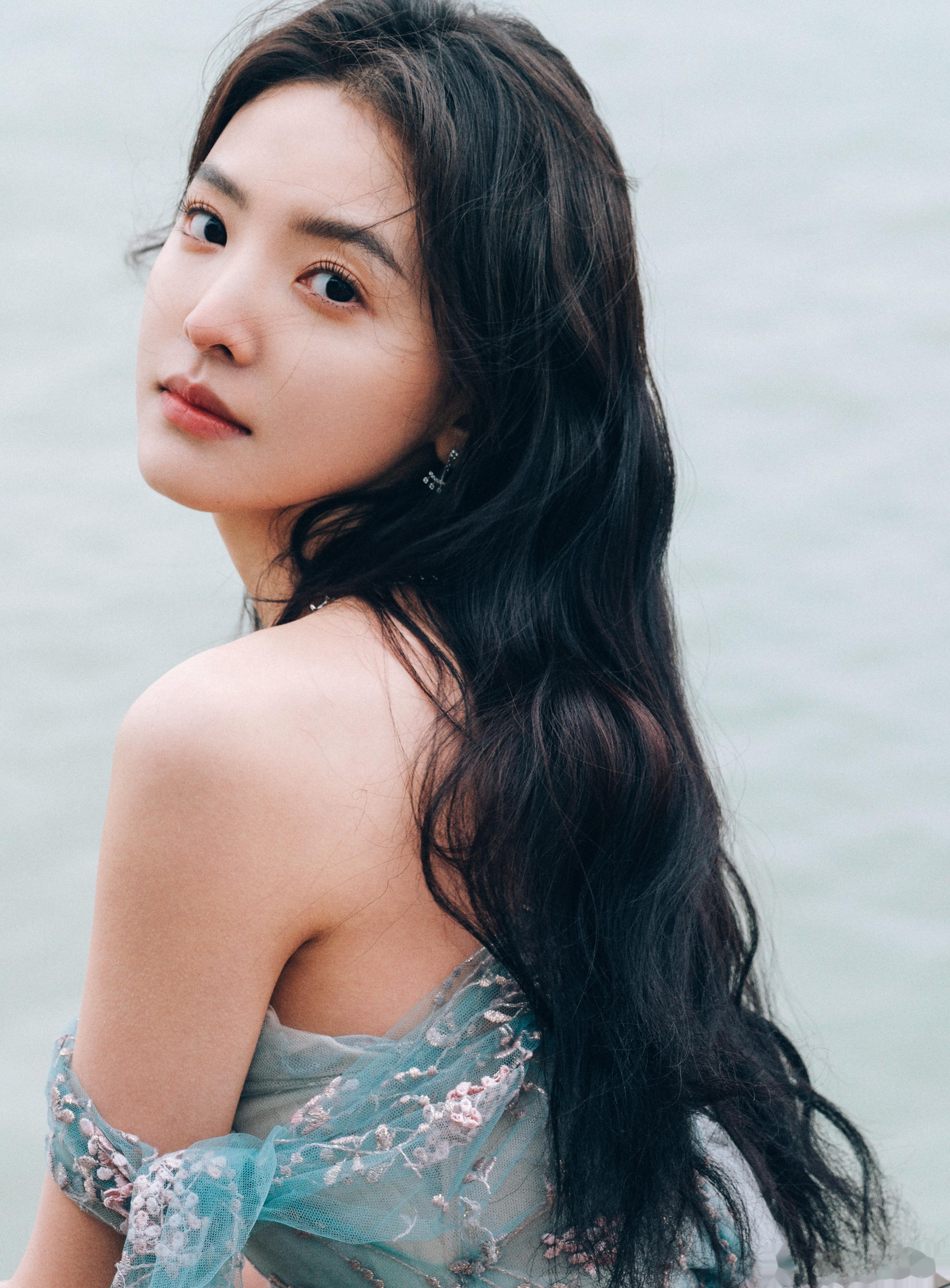 章若楠 [爱慕][爱慕][爱慕]#章若楠穿平底鞋走红毯# ​​​