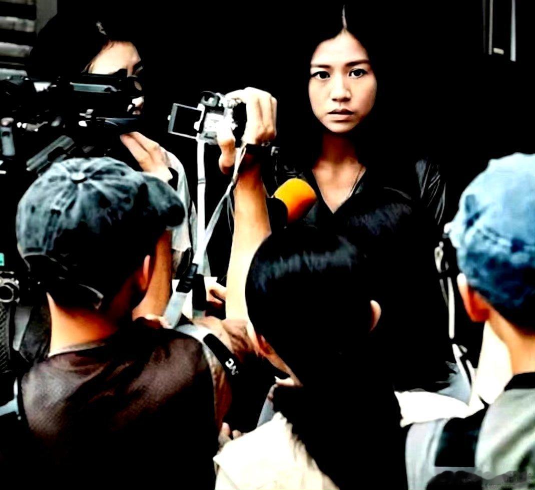 香港青年导演徐欣羡作品《我们的十八岁》中杨偲泳饰演的李羡英。1980年代，香港女
