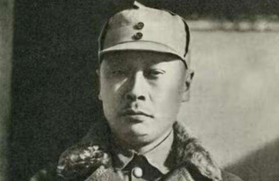 1941年，国军团长准备投奔新四军，谁知夜里却被暗杀，被捅了3刀，却没死。杀手走