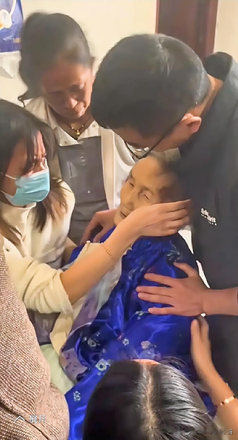 痛心！一别两行泪！从此阴阳相隔！
母亲奄奄一息快断气时，经儿女商量，提前给母亲洗