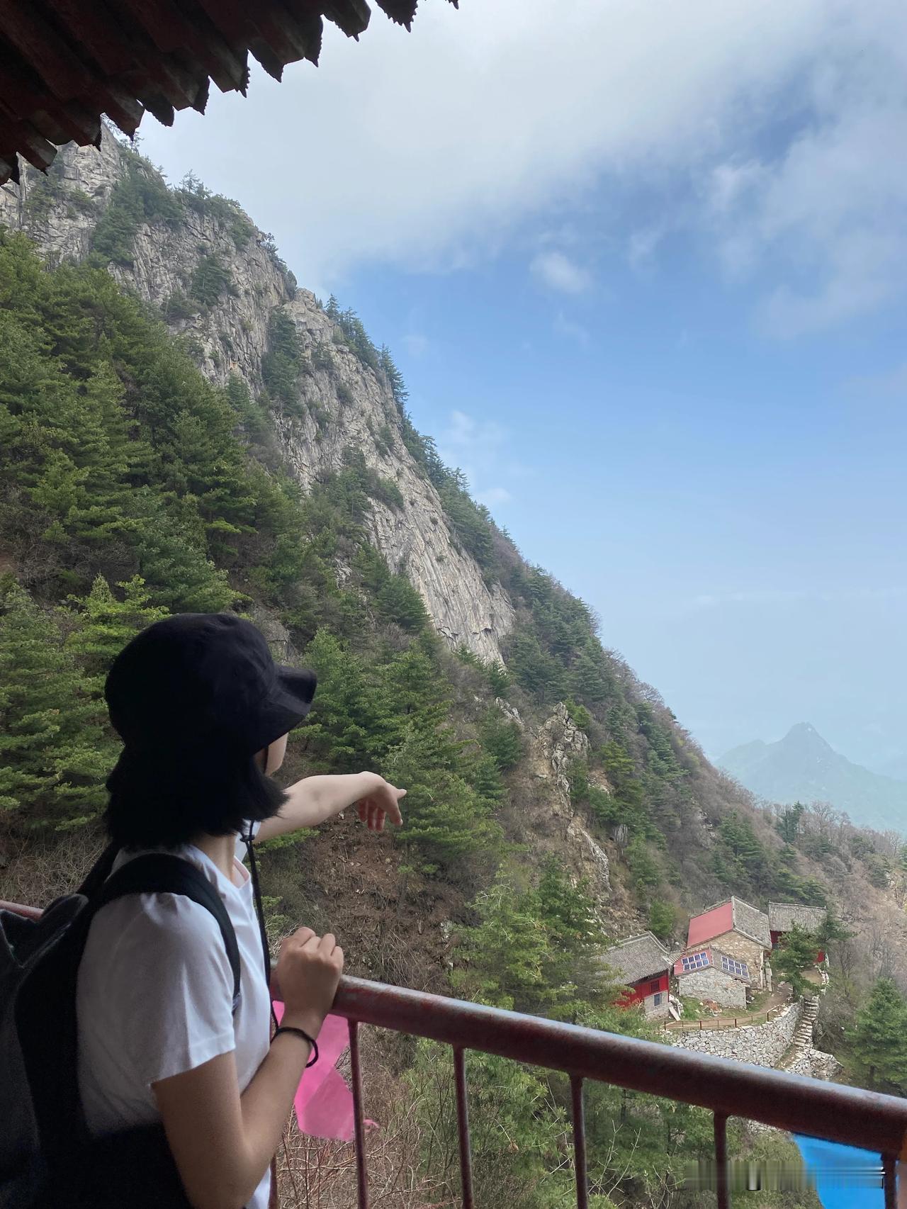 早上6点从长安引镇出发到库峪进山，7.30开始徒步终南第一峰太兴山，一路走走停停