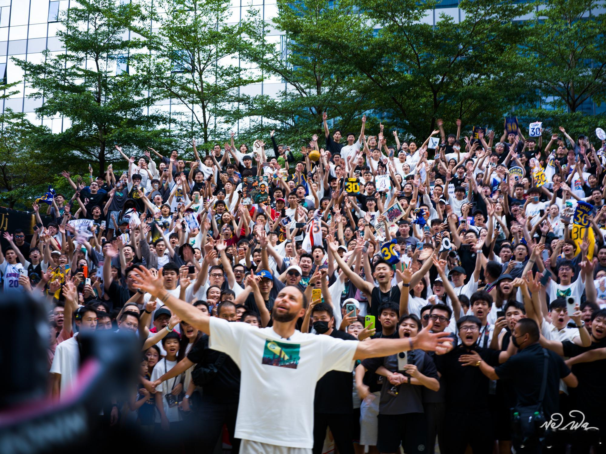 那可是库里啊！ 顶流的人气呀！库里